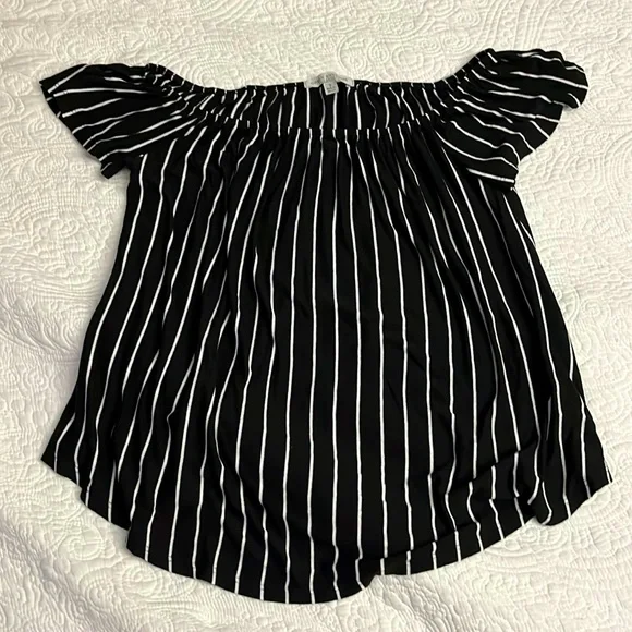 Green envelope Los Angeles women’s short sleeve shirt black with white stripes - Picture 1 of 4